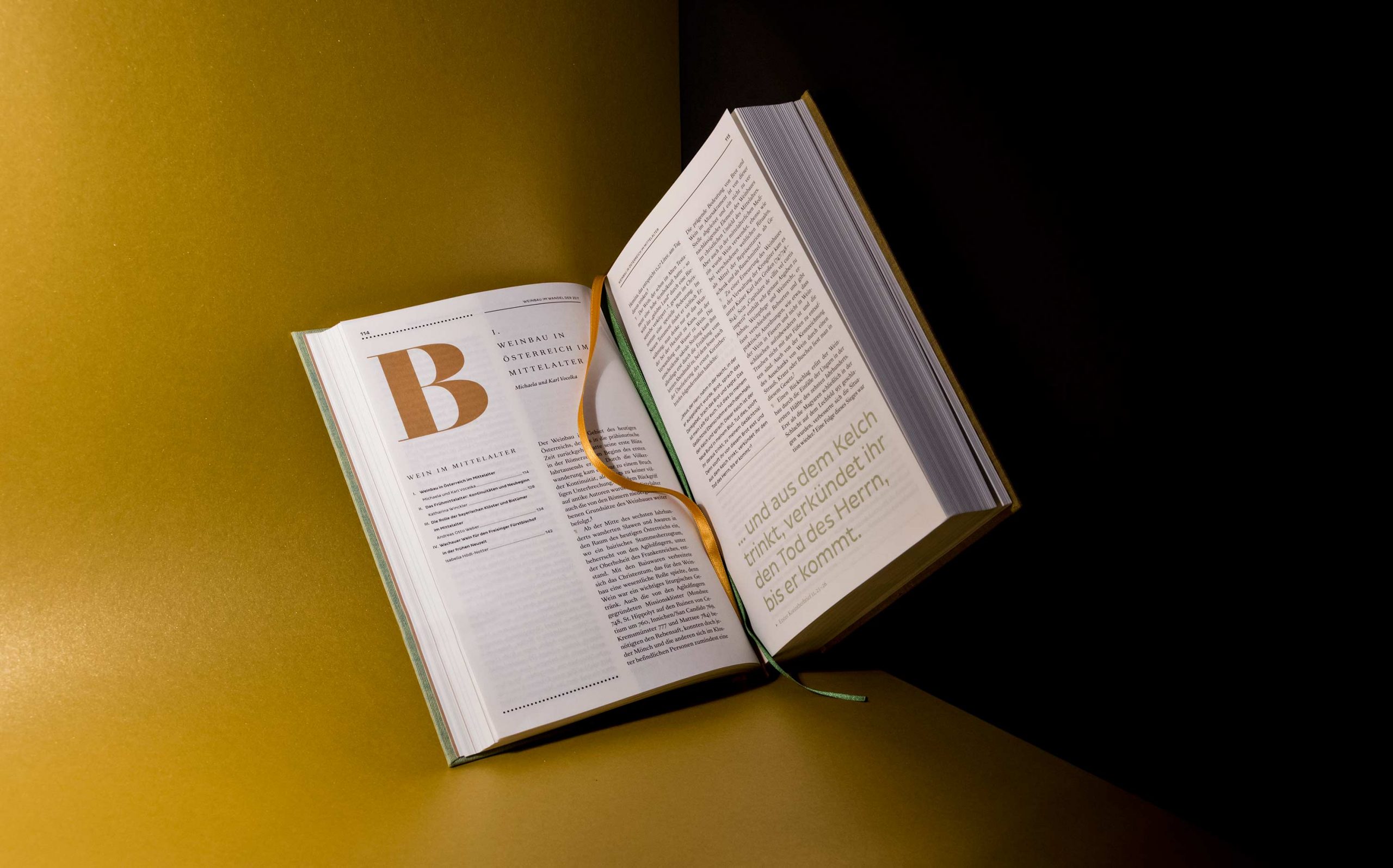 Editorial Design Wein in Österreich, Kompendium | Einstiegsseite auf goldenem Untergrund mit großem Index, Artikelanfang und Zitat rechts | Keywords: Kompendium, Editorial Design, Lexikon, Nachschlagewerk, Standardwerk, Mikrotypografie, Typografie